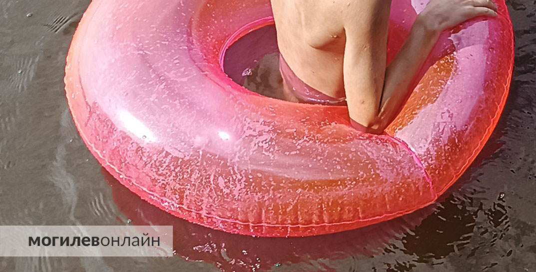 В Костюковичах утонул мужчина, который поплыл за надувным кругом дочери
