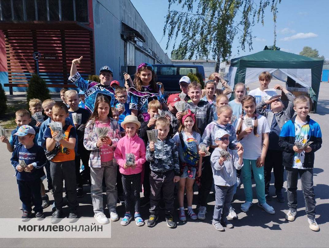 Посмотрите, какой праздник организовал Могилевский домостроительный комбинат для детей сотрудников