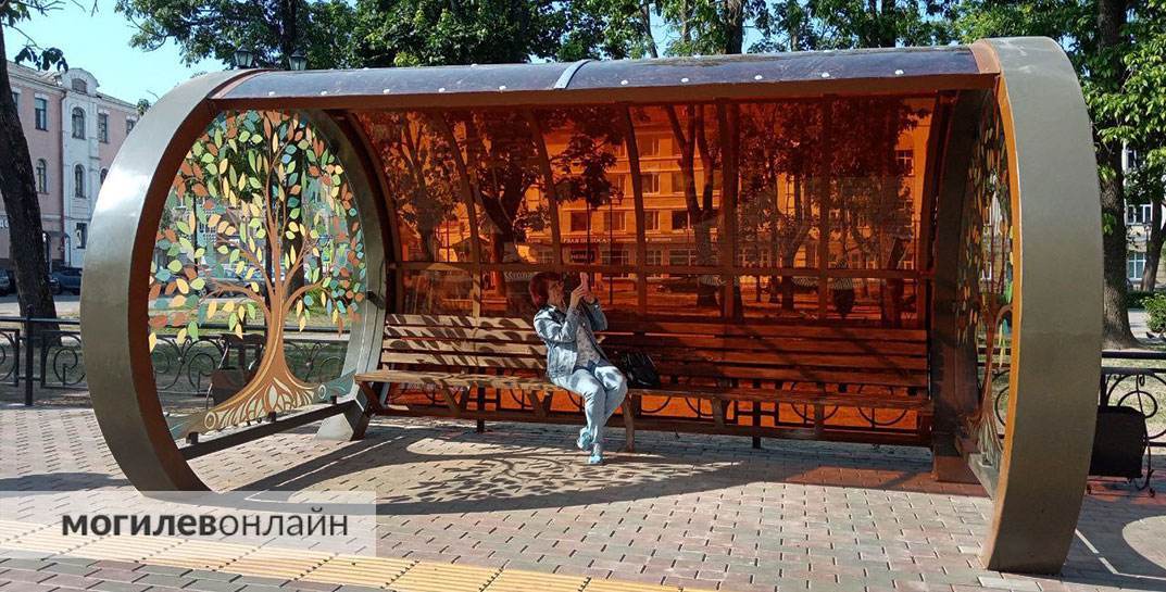 На Комсомольской вчера установили эффектную остановку — выглядит симпатично