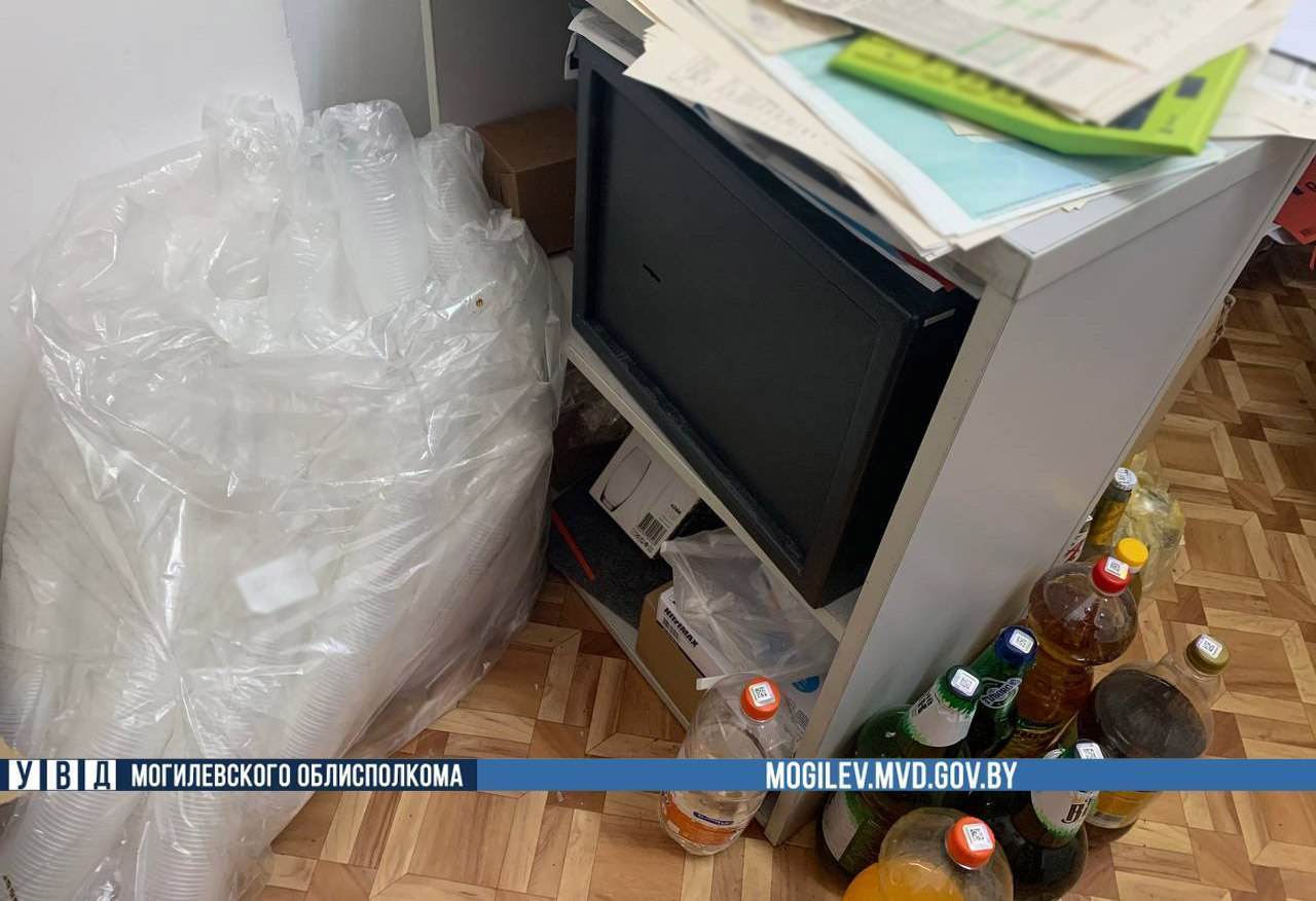 Заведующая магазина в Могилеве обокрала свой же торговый объект — на что потратила деньги?
