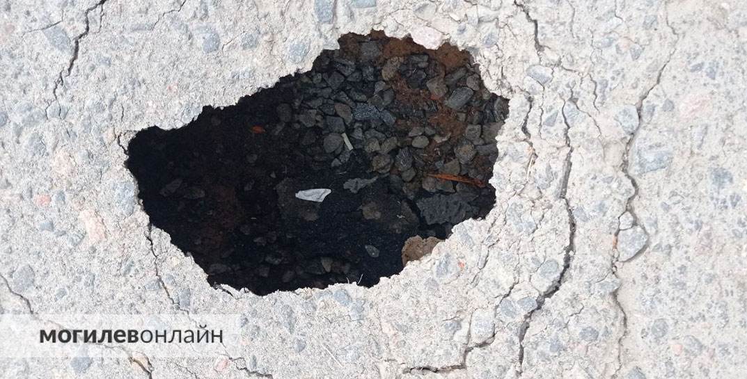 Небольшая дыра на Пушкинском. Пока небольшая, но будьте осторожны