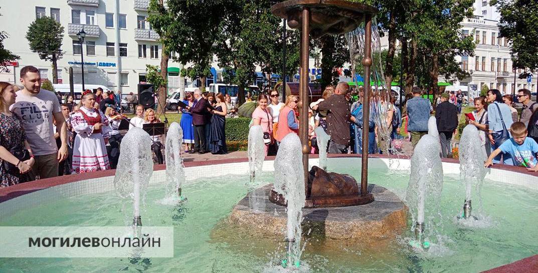 Обновленный фонтан в Театральном сквере в Могилеве официально открыт