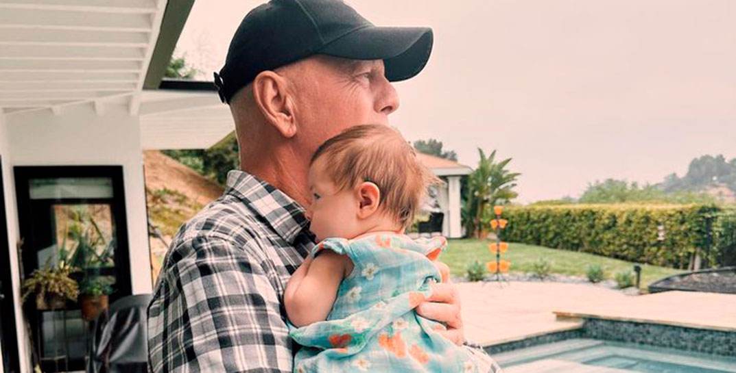 В сети появились трогательные фото больного деменцией Брюса Уиллиса с внучкой