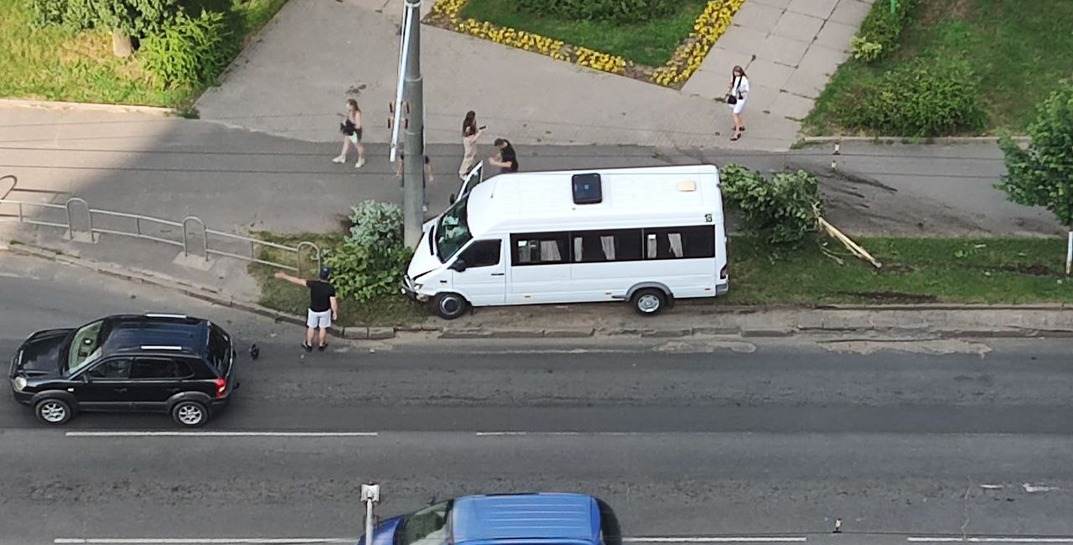 В Могилеве маршрутка врезалась в столб