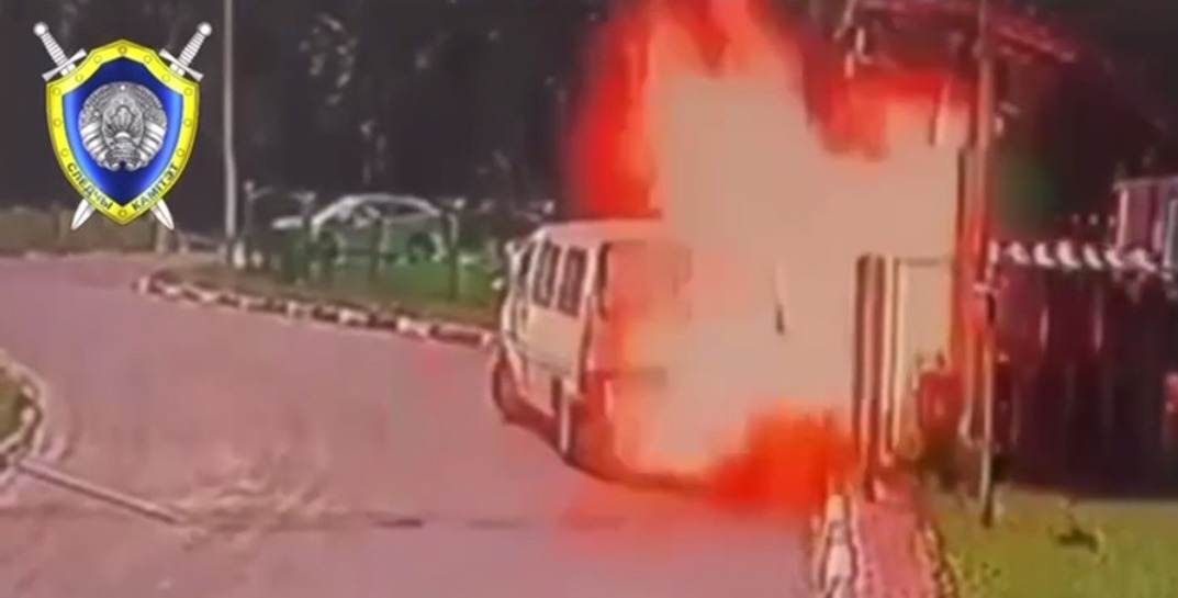 В Могилевском районе на заправке загорелся автомобиль — пострадали два человека