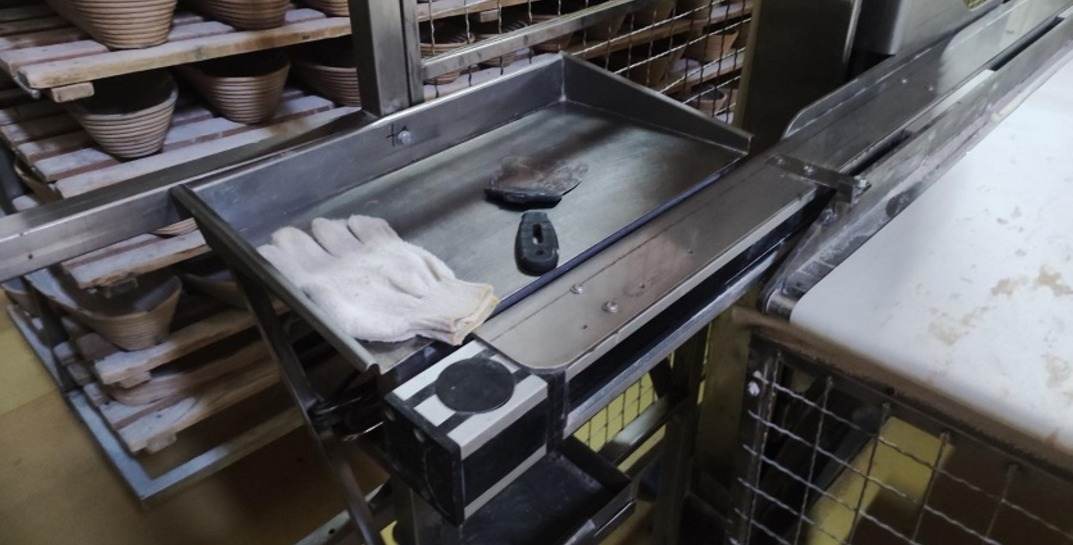 В Могилеве пекарь хлебопекарни получила тяжелую травму руки во время уборки своего рабочего места