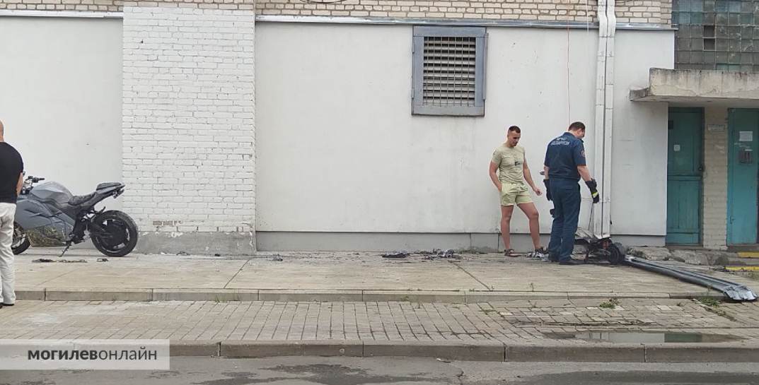 В Могилеве во дворе взорвался электросамокат, пострадал рядом стоящий мотоцикл