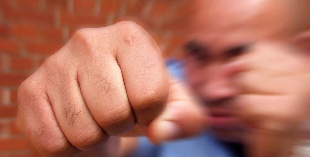 В Могилеве пьяный мужчина избил детей из-за того, что они… громко смеялись