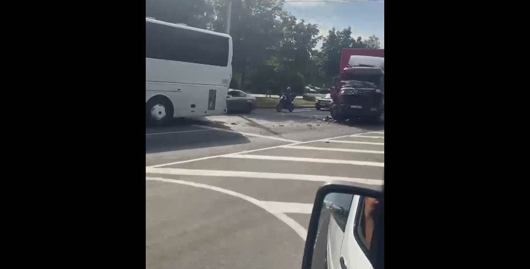 В Бобруйске столкнулись грузовик и туристический автобус