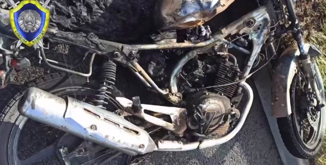 Жуткая авария в Сморгони: мотоциклист влетел в легковушку, после удара мотоцикл загорелся, мужчина погиб