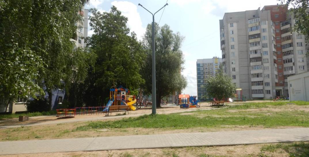 В Могилеве 10-летний мальчик застрял в уличном тренажере — на помощь пришли спасатели