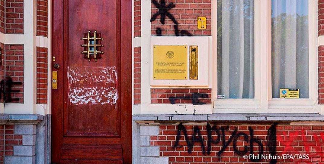 На посольство Беларуси в Нидерландах напали неизвестные: разбиты стекла и разрисованы стены