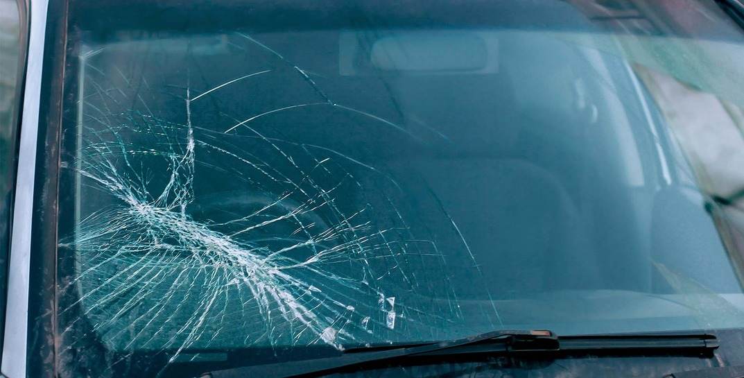 В Бобруйске 33-летний мужчина решил выпендриться перед друзьями и пробежался по чужой машине, повредив ее
