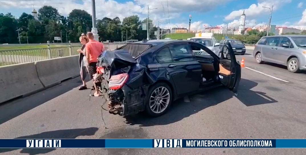 Подробности аварии на мосту: автомобиль BMW на большой скорости врезался в маршрутное такси. Пострадало два человека