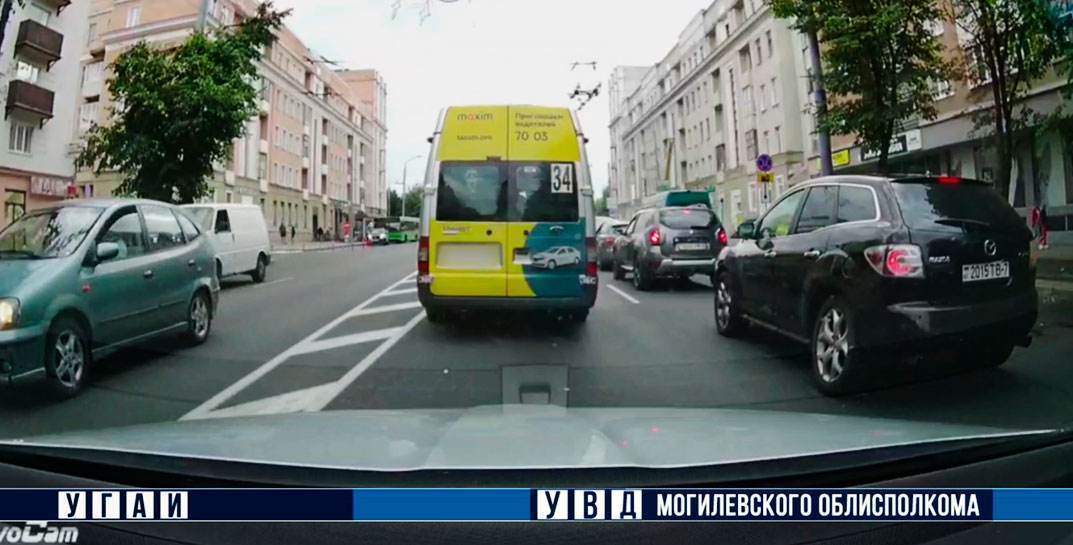 Могилевский водитель маршрутки решил сэкономить несколько секунд — нарушил и попал на камеру регистратора