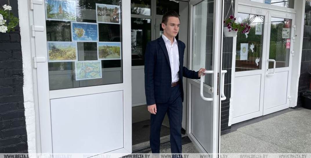 Курс истории Беларуси выучил за 2 года, не прибегал к помощи репетиторов. Журналисты поговорили с абитуриентом из Могилева, набравшем 400 баллов