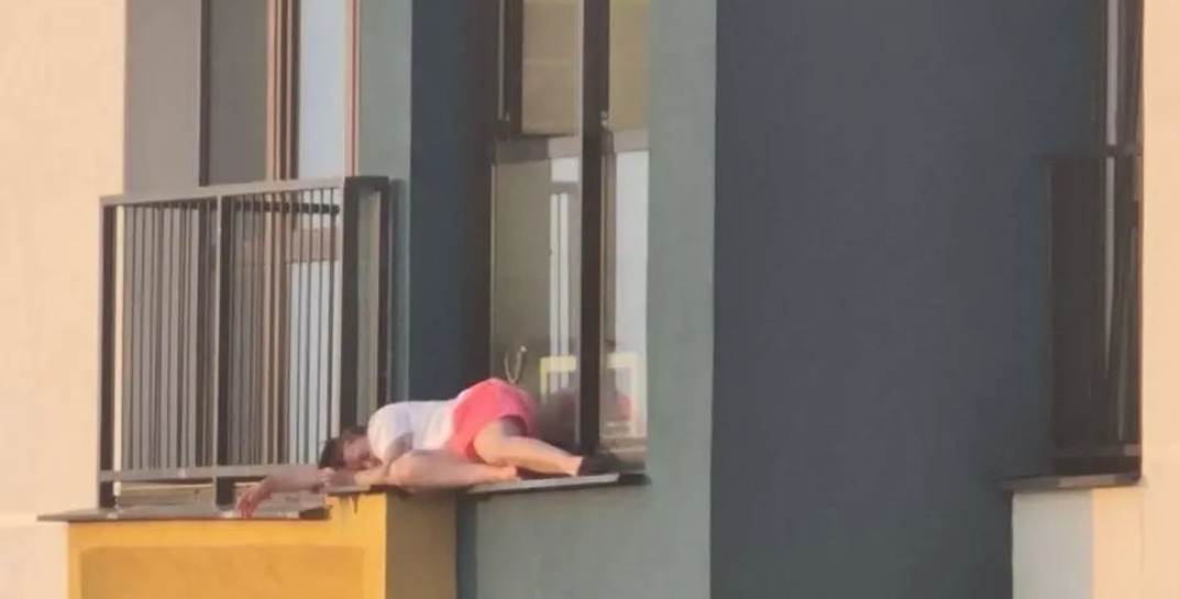 Как такое вообще могло произойти? В Минске девушка уснула на внешнем подоконнике на 24-м этаже