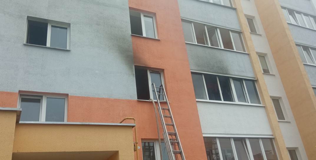 Двухмесячную девочку из горящей квартиры вынес сосед: в МЧС рассказали подробности о пожаре в Костюковичах, в котором пострадали два ребенка