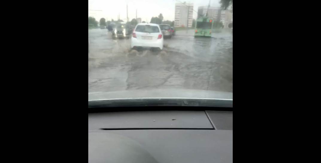 Посмотрите, как сегодня утром залило дождем дороги в Могилеве
