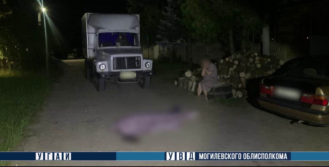 В Могилеве мужчина пытался остановить сына, который сел пьяным за руль, и погиб под колесами