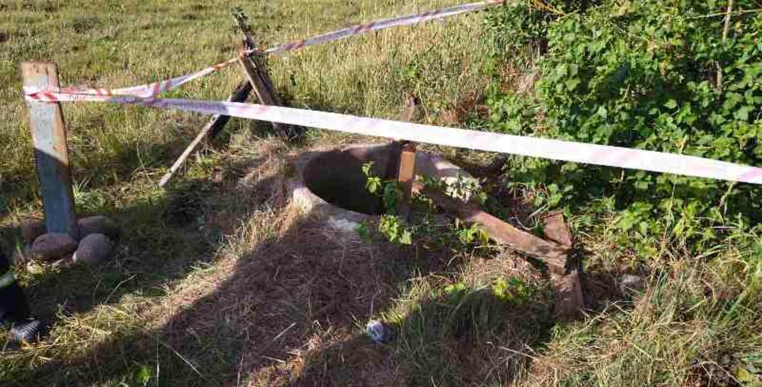 В Витебской области пятилетняя девочка собирала ягоды и упала в десятиметровый колодец