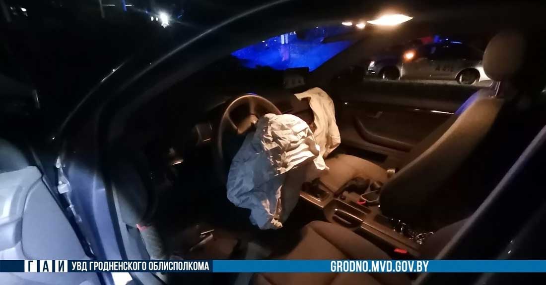 На кольце в Гродно девушки на Audi поехали прямо и врезались в клумбу с цветами. Посмотрите, во что превратилась машина