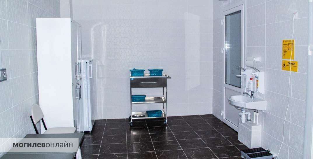 В Беларуси продолжается эксперимент, в рамках которого госполиклиники платно оказывают помощь в выходные и праздники