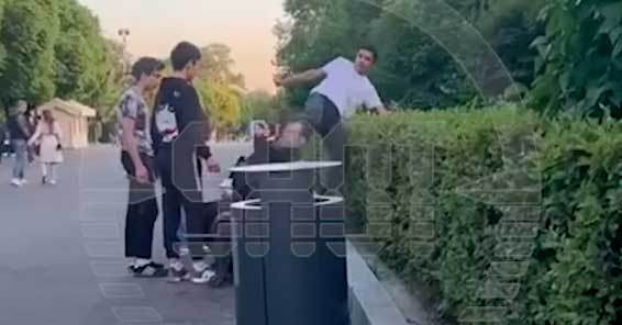 Подросток подкрался и с ноги «вырубил» 24-летнего москвича, сидящего на лавочке — это попало на видео