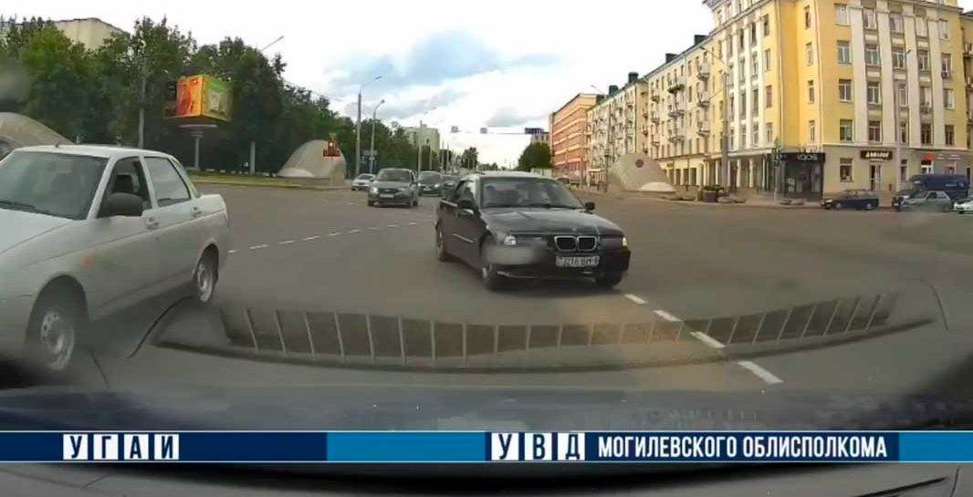 Вчера в Могилеве водитель BMW очень опасно выехал на встречку. ГАИ уже нашла его, что грозит мужчине?