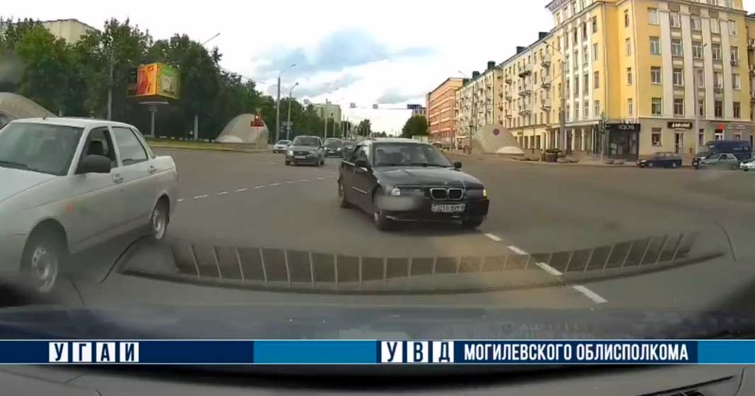 Вчера в Могилеве водитель BMW очень опасно выехал на встречку. ГАИ уже нашла его, что грозит мужчине?