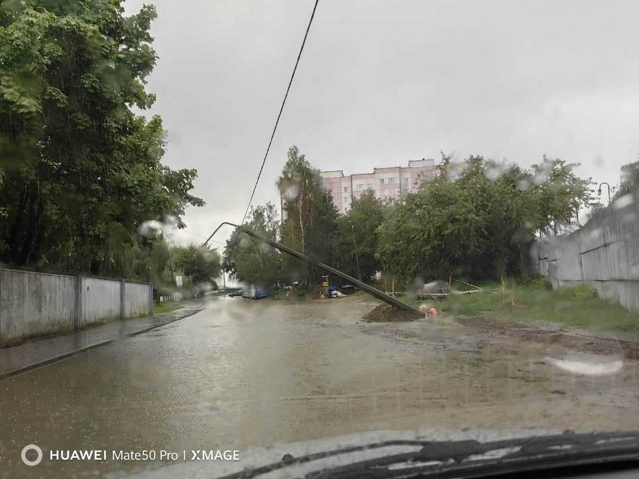 Дворы затапливало, как во время паводка, падали деревья и столбы. Посмотрите еще разок, что творил вчерашний ливень