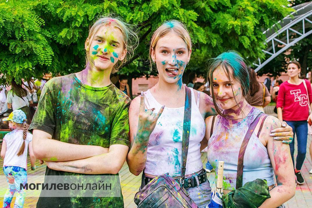 Фотогалерея улыбок и хорошего настроения — смотрите на каком позитиве прошел фестиваль красок в Могилеве