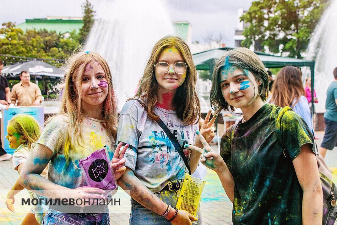 Фотогалерея улыбок и хорошего настроения — смотрите на каком позитиве прошел фестиваль красок в Могилеве
