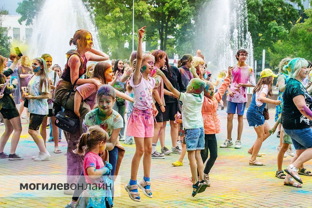 Фотогалерея улыбок и хорошего настроения — смотрите на каком позитиве прошел фестиваль красок в Могилеве