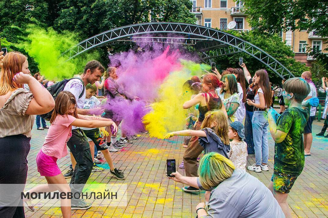 Фотогалерея улыбок и хорошего настроения — смотрите на каком позитиве прошел фестиваль красок в Могилеве