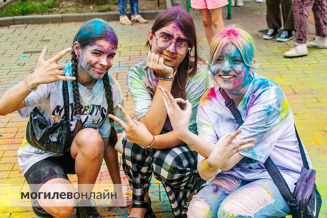 Фотогалерея улыбок и хорошего настроения — смотрите на каком позитиве прошел фестиваль красок в Могилеве