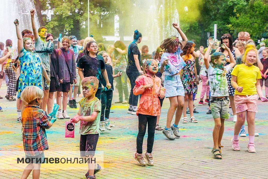 Фотогалерея улыбок и хорошего настроения — смотрите на каком позитиве прошел фестиваль красок в Могилеве