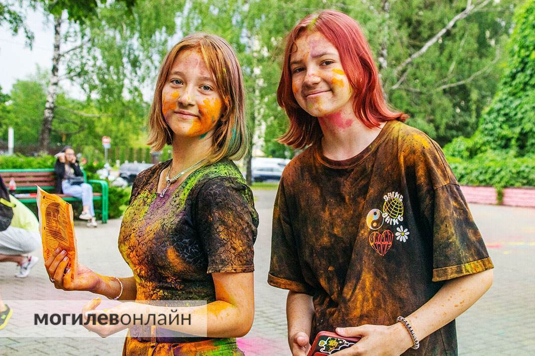 Фотогалерея улыбок и хорошего настроения — смотрите на каком позитиве прошел фестиваль красок в Могилеве