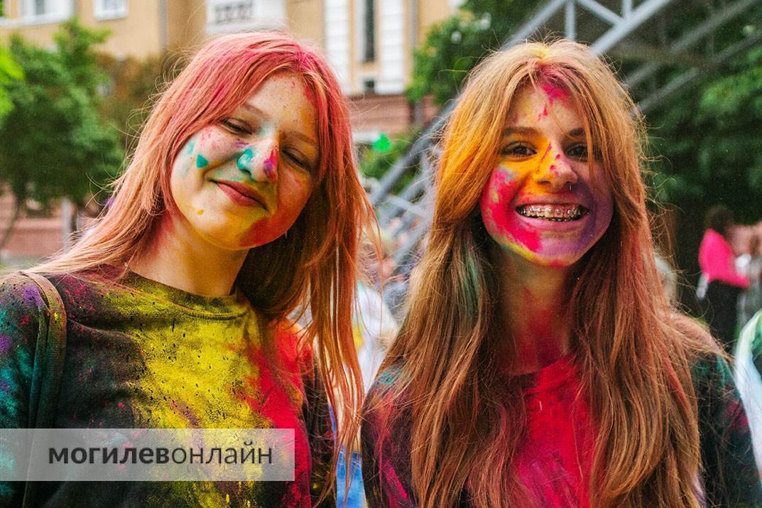 Фотогалерея улыбок и хорошего настроения — смотрите на каком позитиве прошел фестиваль красок в Могилеве