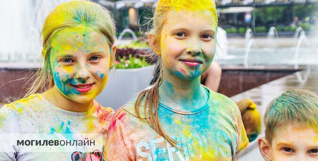 Фотогалерея улыбок и хорошего настроения — смотрите на каком позитиве прошел фестиваль красок в Могилеве