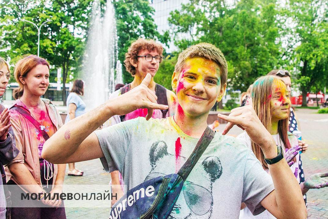 Фотогалерея улыбок и хорошего настроения — смотрите на каком позитиве прошел фестиваль красок в Могилеве
