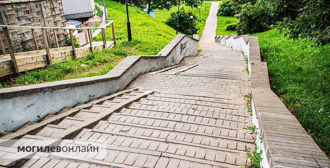 Могилевчанка пожаловалась на неблагоустроенность набережной реки Дубровенка помощнику Лукашенко по Могилевской области. Посмотрели, что происходит на территории