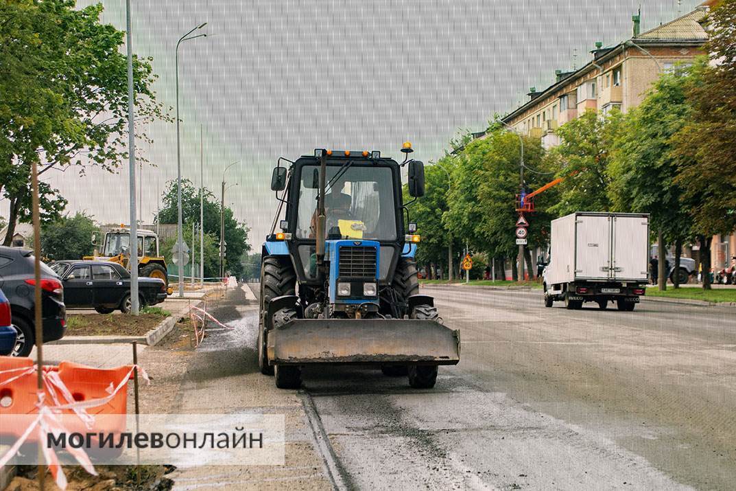 По улице Гришина в Могилеве обновляют дорожное полотно. Посмотрите, как идут работы