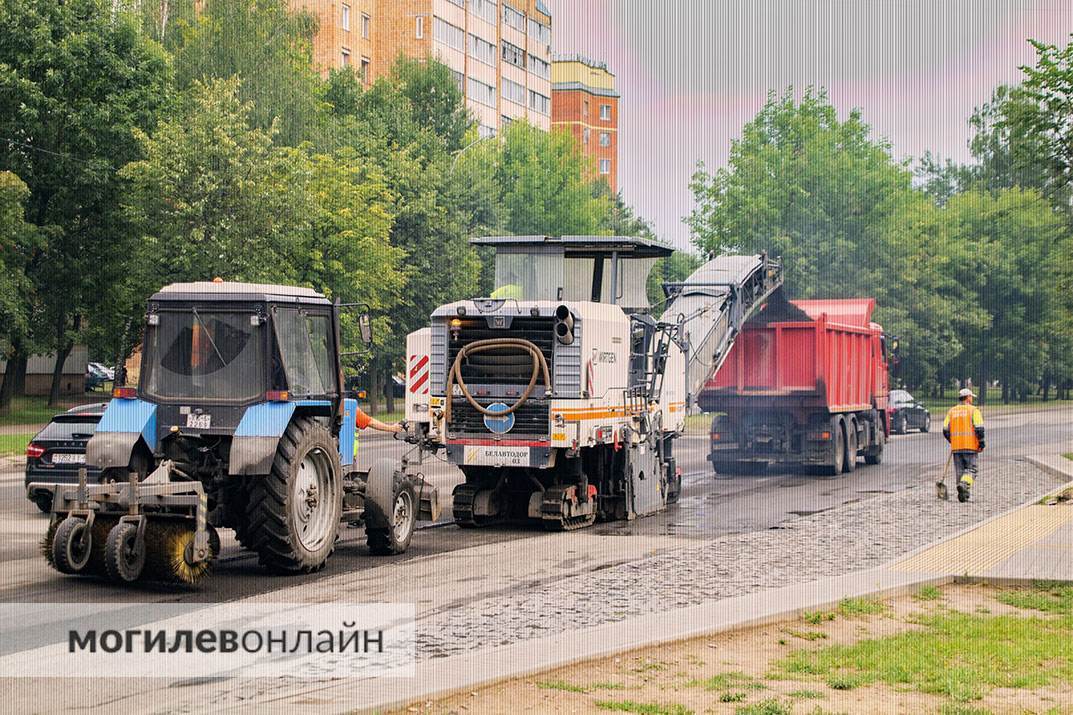 По улице Гришина в Могилеве обновляют дорожное полотно. Посмотрите, как идут работы