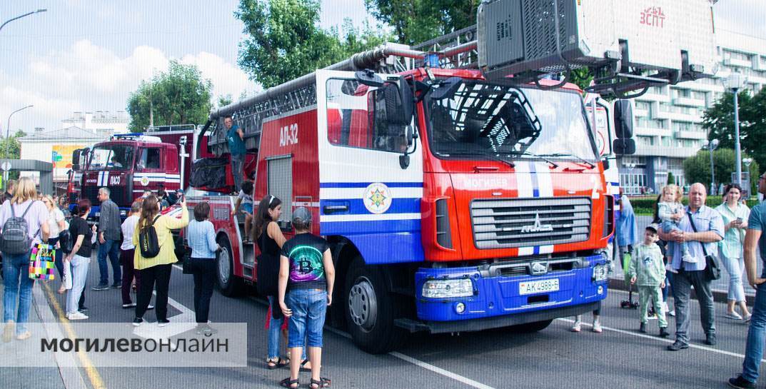 Настоящий Спайдермен на многоэтажке, дрессированные псы и спасение человека из поврежденного авто — могилевские спасатели показали свои навыки на профессиональном празднике