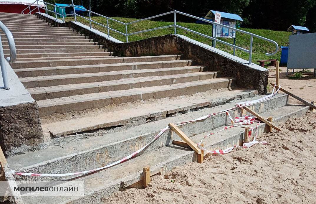 Возмущения горожан услышаны: лестницу, ведущую на Печерский пляж, ремонтируют