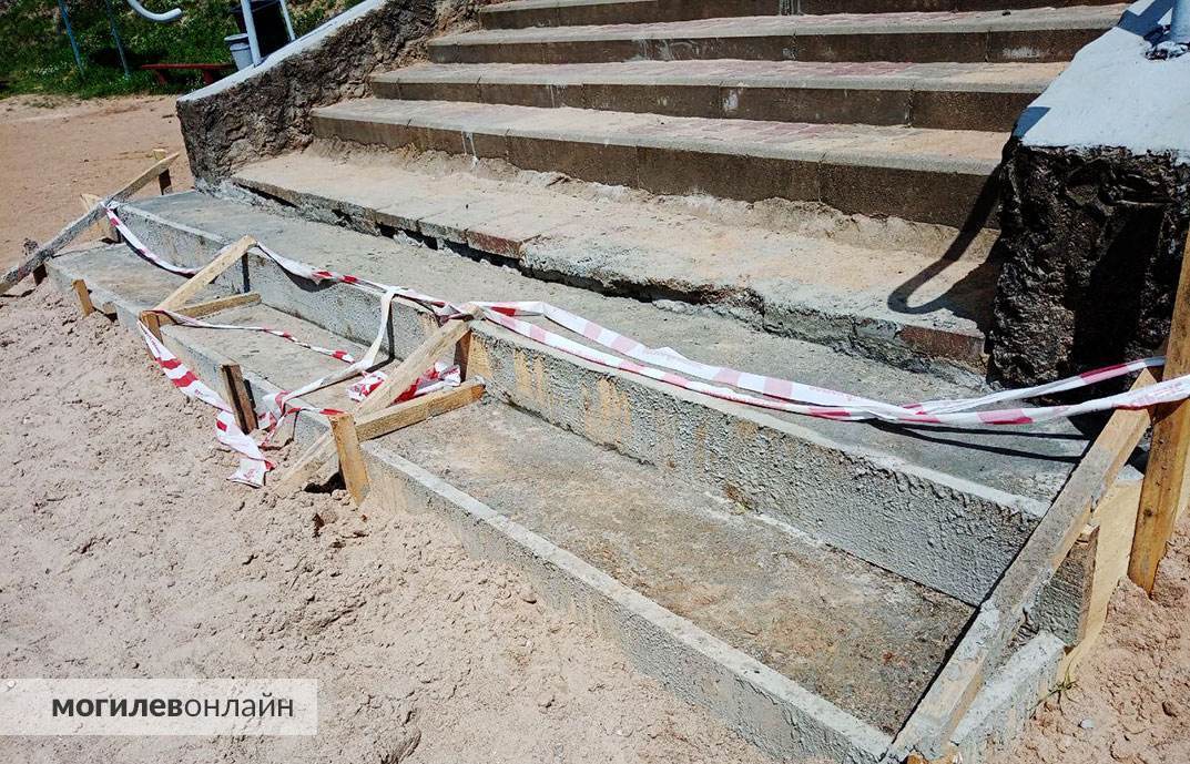 Возмущения горожан услышаны: лестницу, ведущую на Печерский пляж, ремонтируют