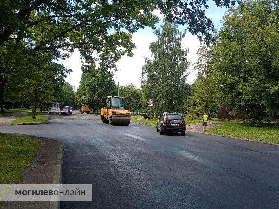 На улице Народного ополчения укладывают асфальт — пока только на одном участке