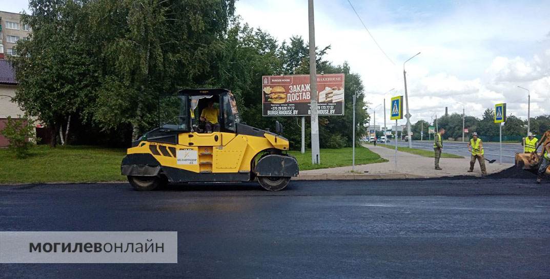 На улице Народного Ополчения укладывают асфальт — пока только на одном участке