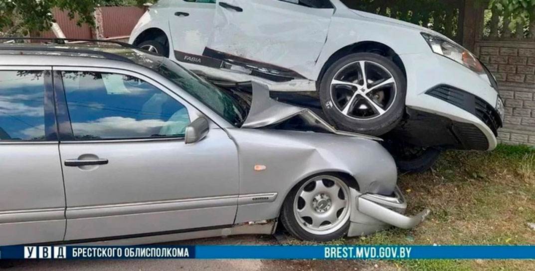 В Кобрине «Шкода» оседлала «Мерседес». Как такое случилось?